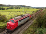 V170 1142 am 14.10.2004 mit einem Arbeitszug in Hhe der Ortschaft Moutfort.
