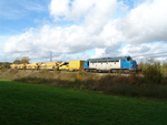  V 170 1125 am 25.10.2004 mit dem Schotterreinigungszug, in der Gegend von Alzingen bei der Arbeit