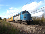  V 170 1125 am 25.10.2004 mit dem Schotterreinigungszug, in der Gegend von Alzingen bei der Arbeit