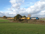 V 170 1125 am 25.10.2004 mit dem Schotterreinigungszug, in der Gegend von Alzingen bei der Arbeit